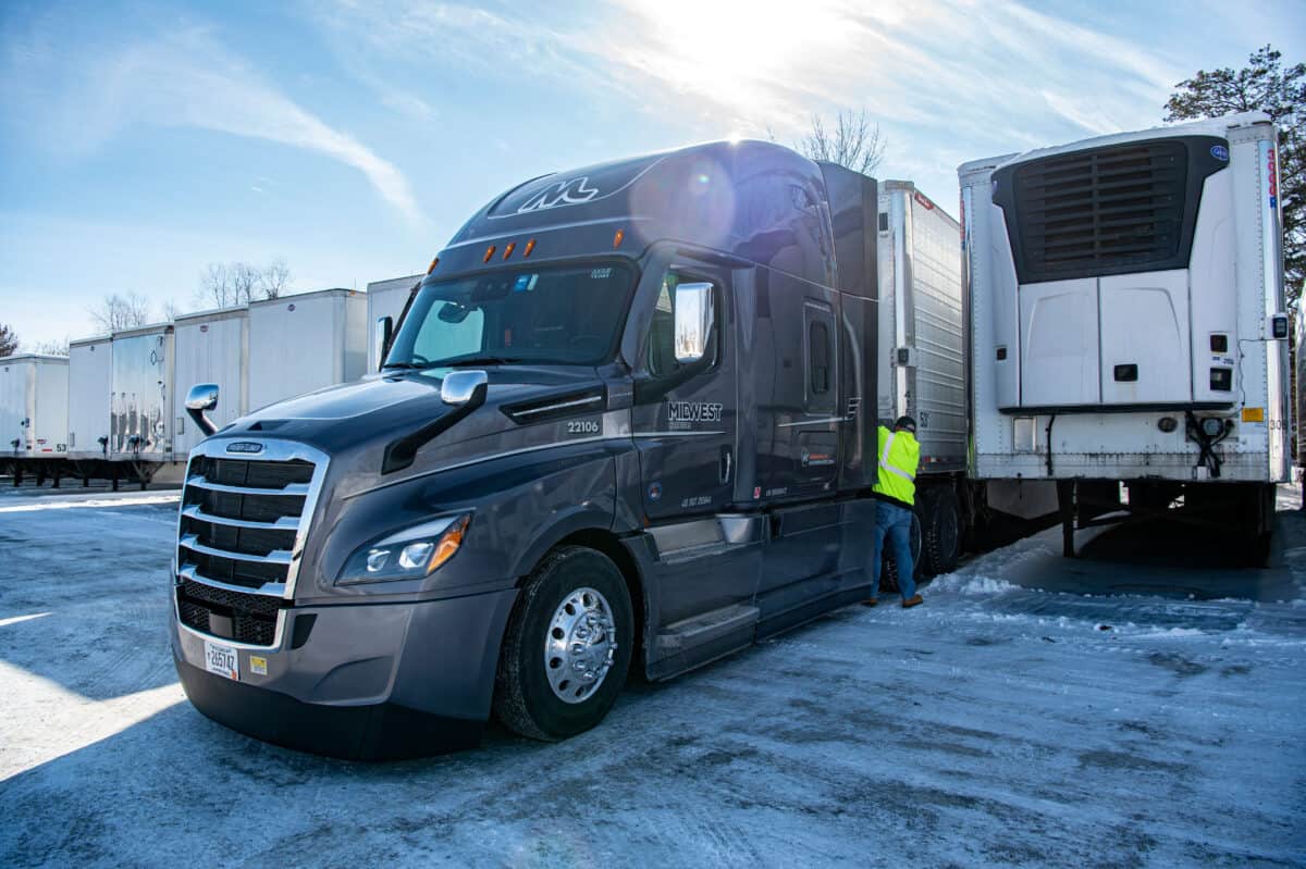 Midwest Carriers truck driver check truck and trailer connections